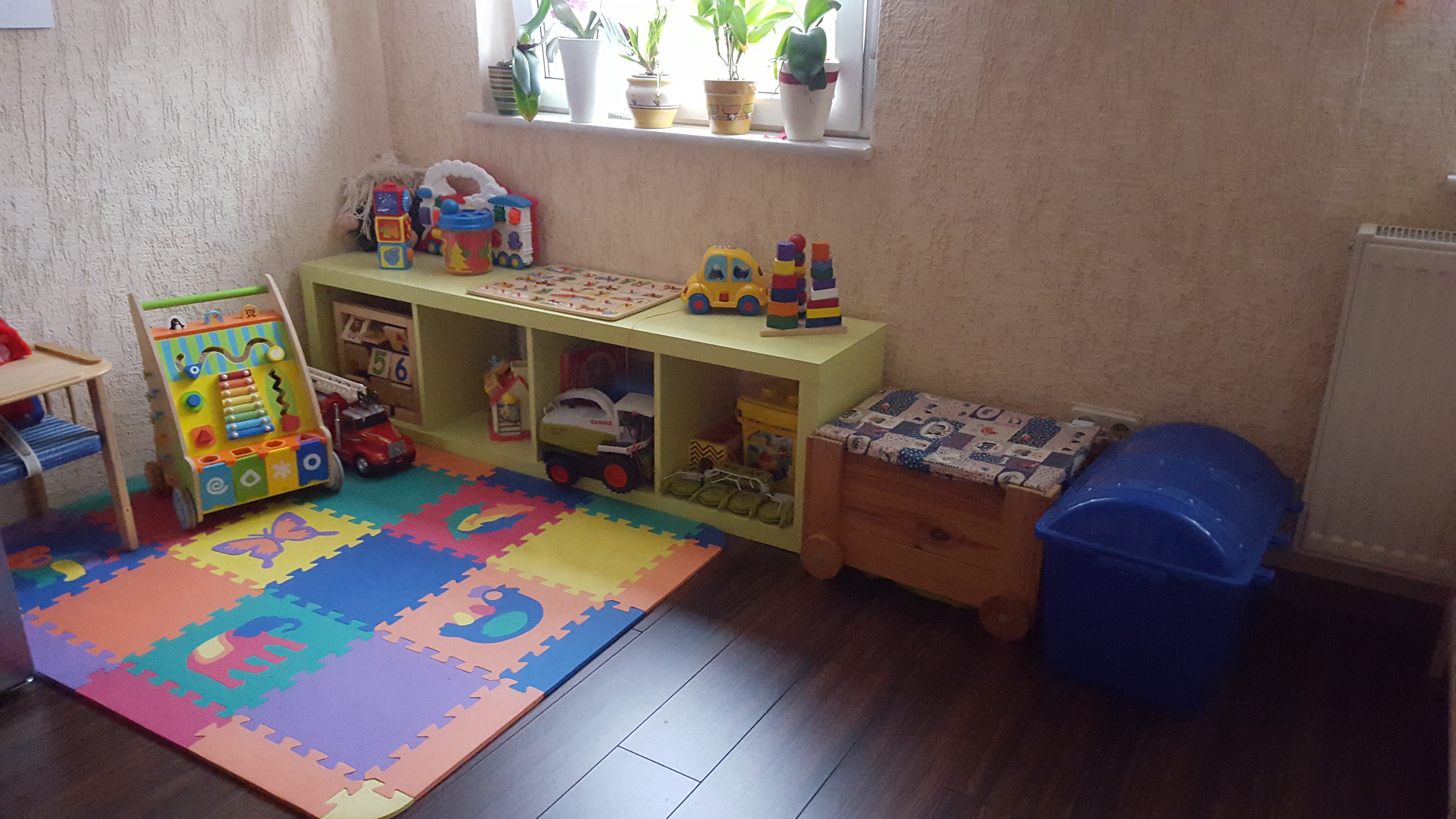 Kind schiebt Kinderwagen